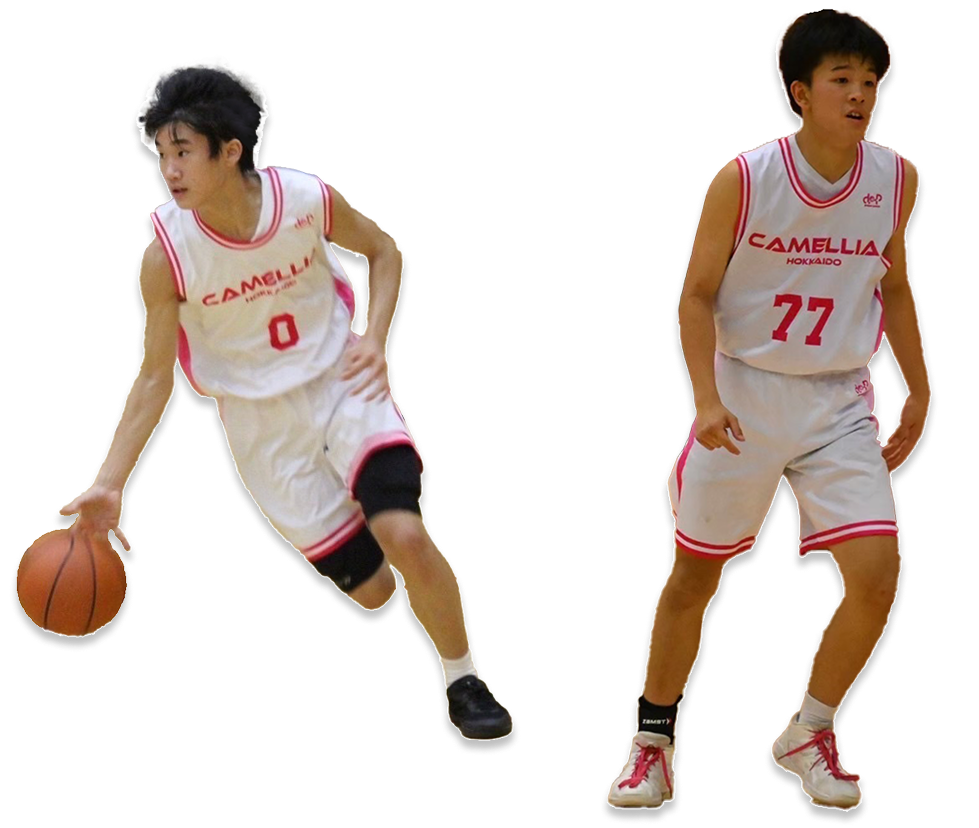 バスケットボールをする少年